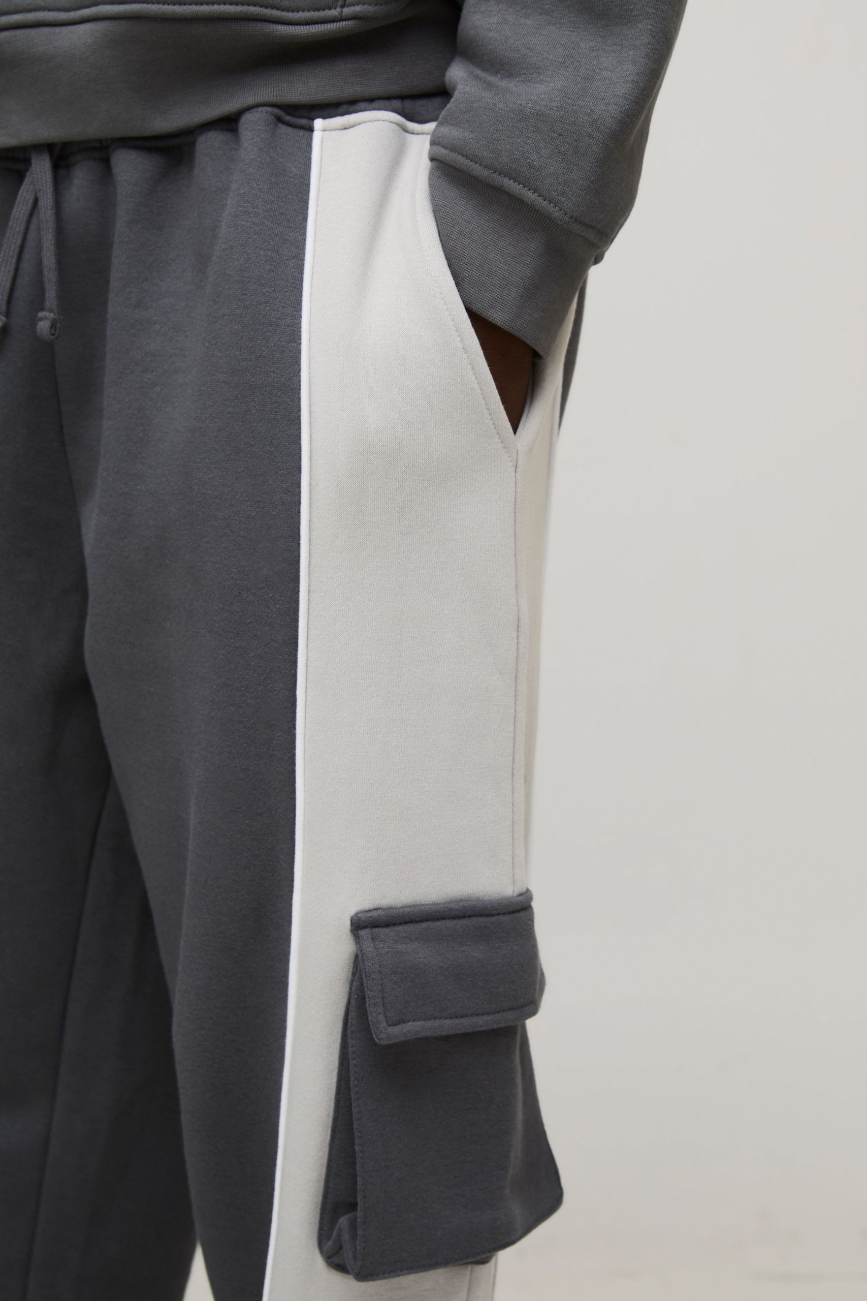 Baggy Cargo Panel Detail Jogger - Image 3