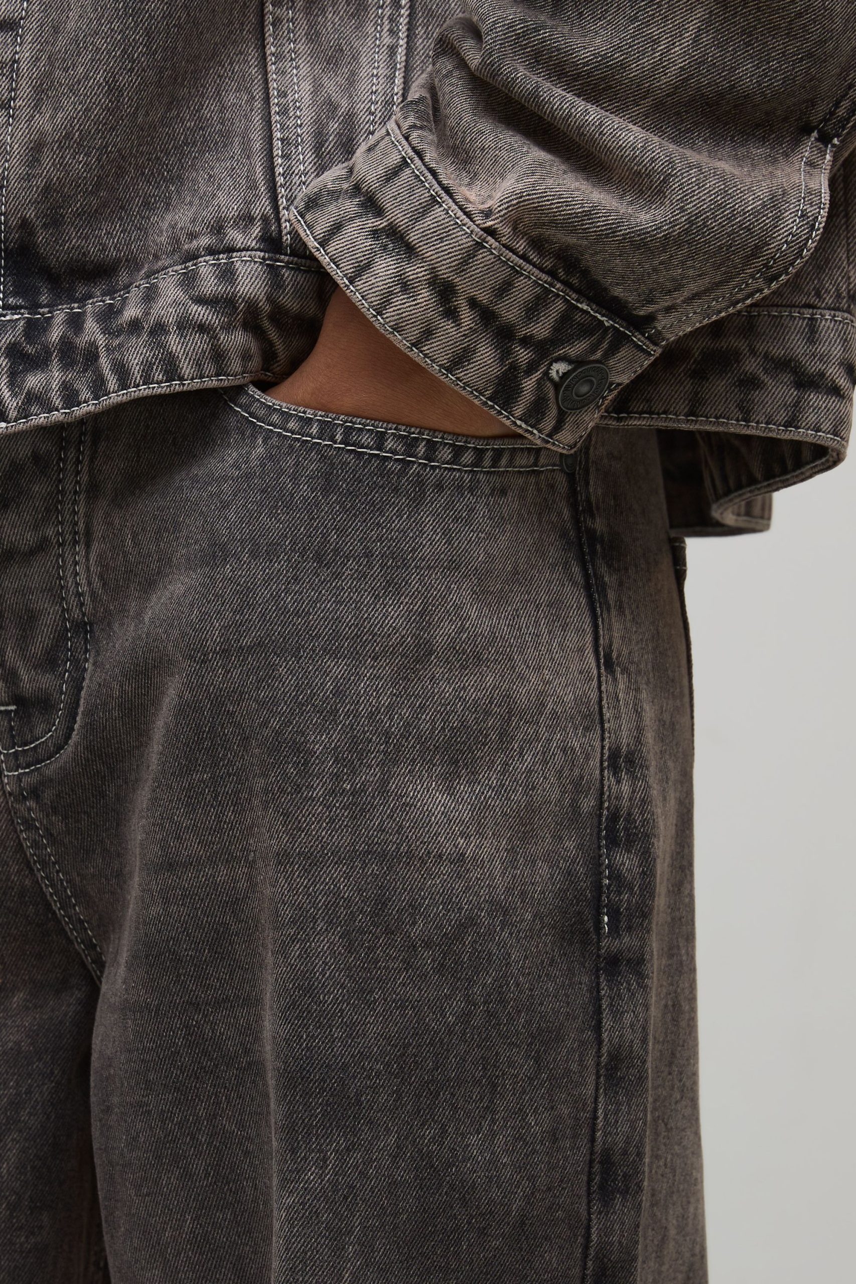 Relaxed Fit Washed Jeans - Image 3