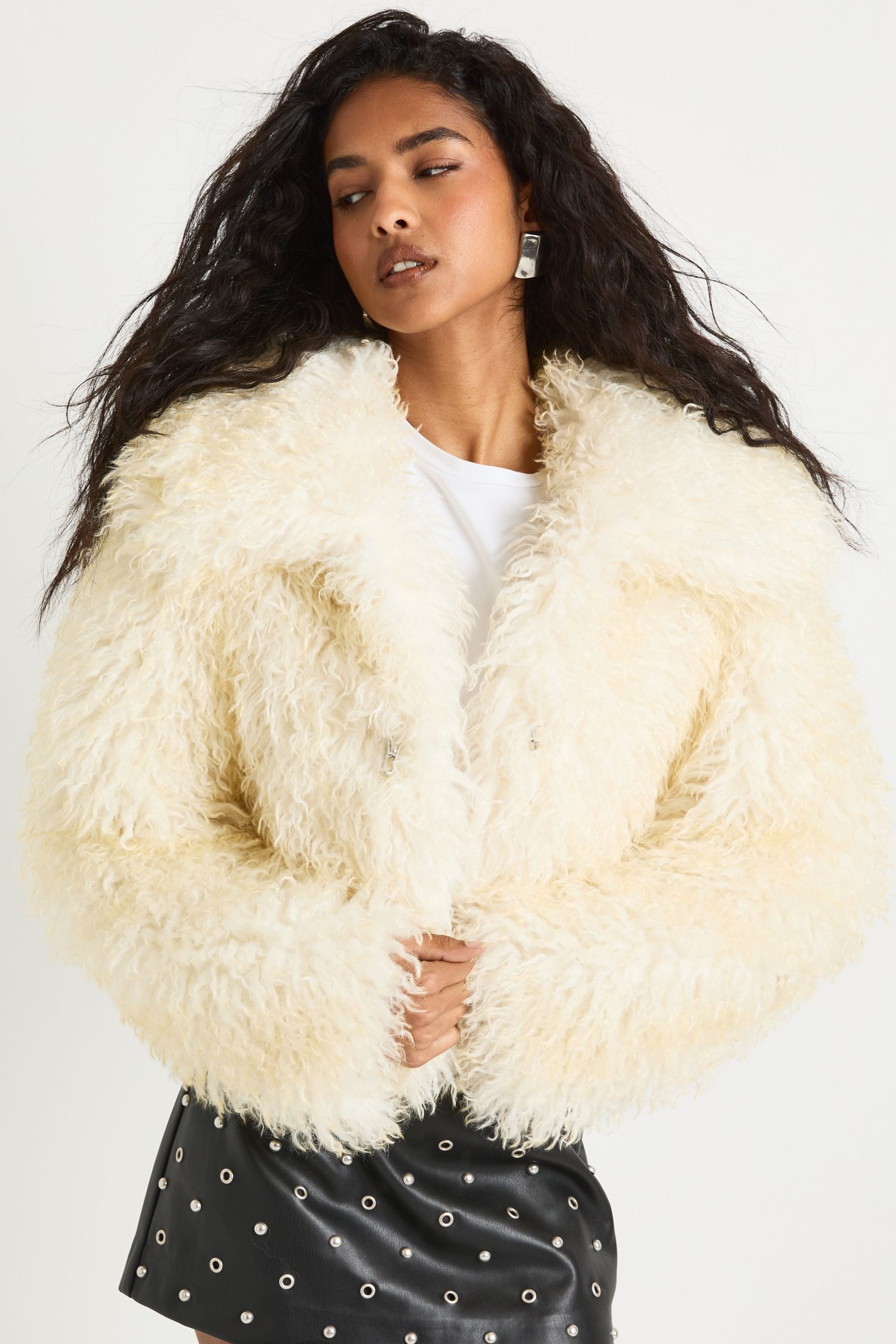Shaggy Faux Fur Short Coat With clasps - Image 5