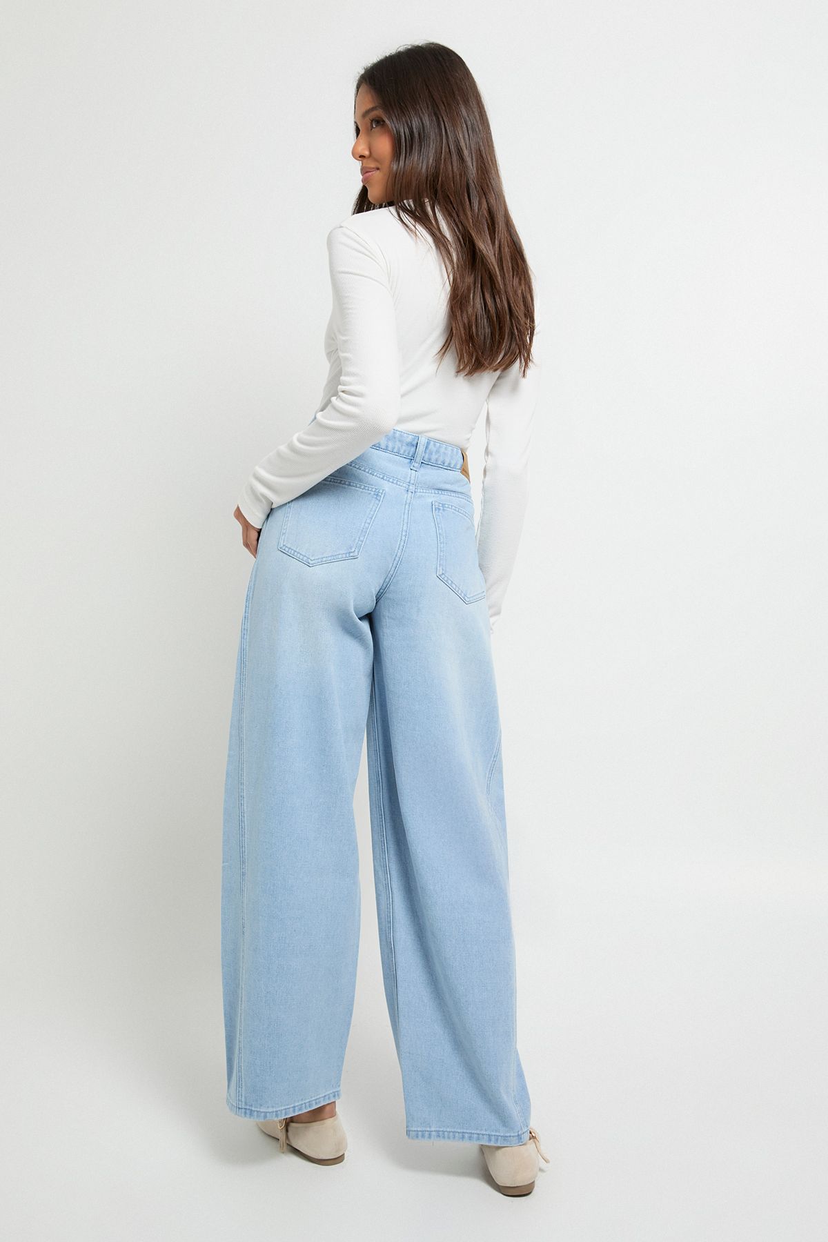 Mid Waist Twisted Seam Barrel Leg Jean - Image 2
