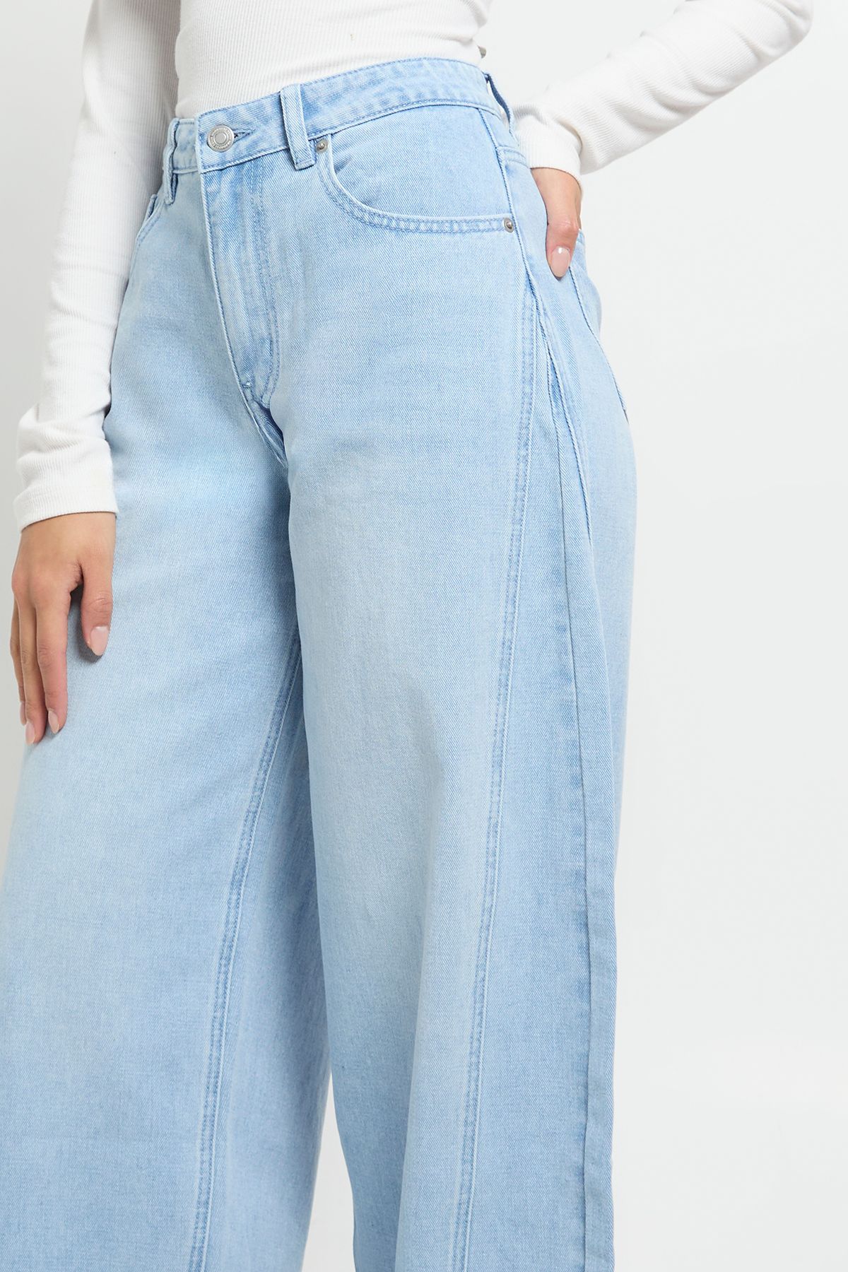 Mid Waist Twisted Seam Barrel Leg Jean - Image 4