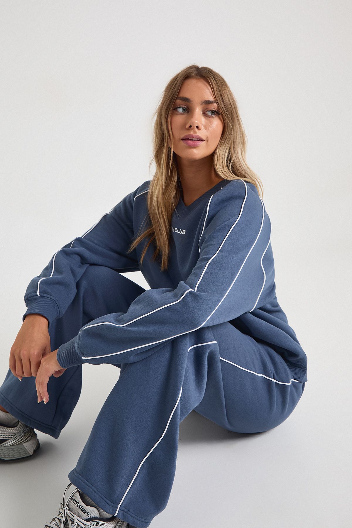 Ath Club Embroidered V Neck Piping Sweatshirt Tracksuit - Image 3