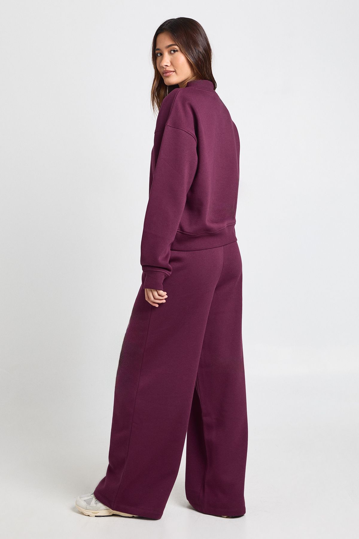 Extended Neck Sweatshirt Tracksuit - Image 2