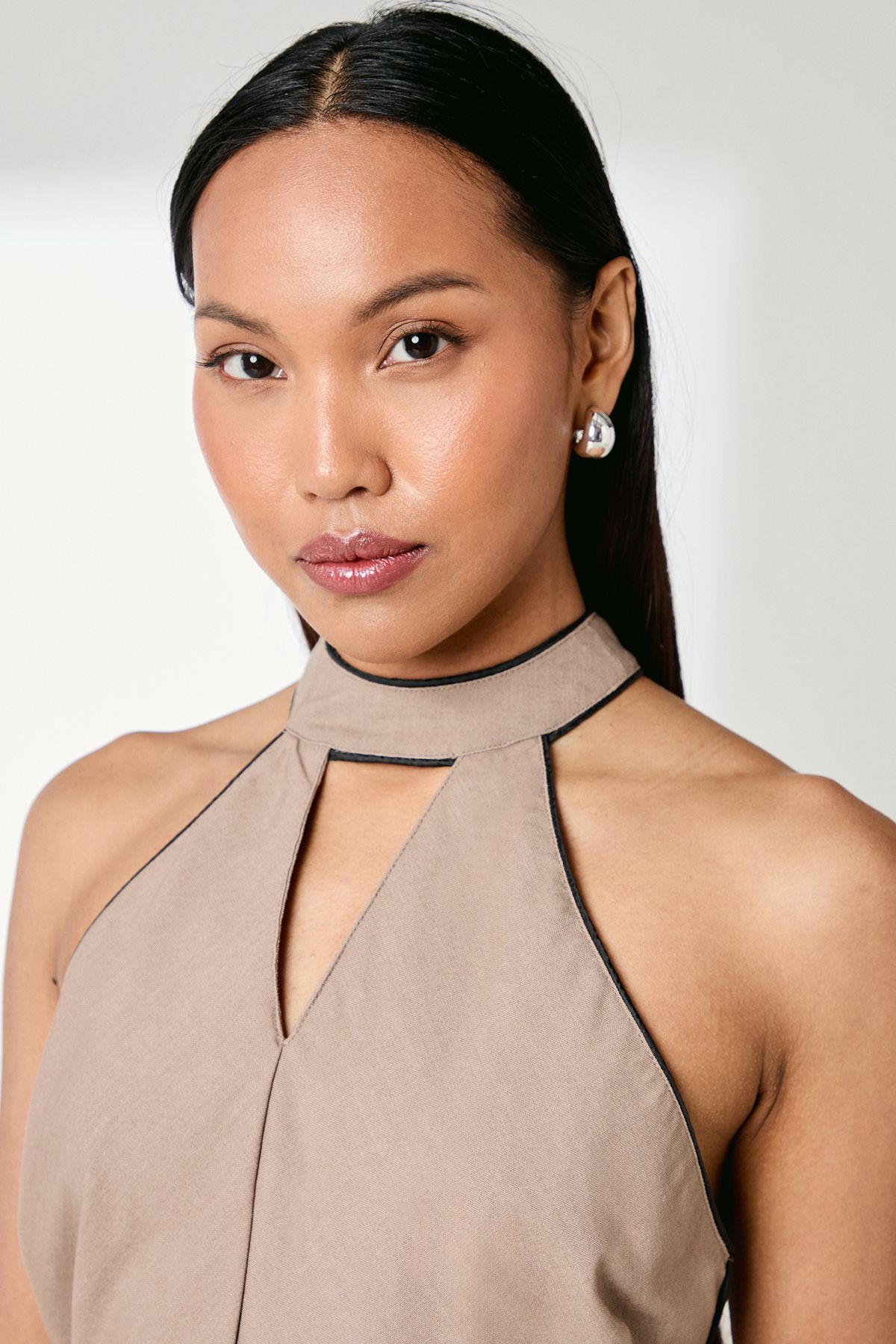 Contrast Detail Halterneck Midi Dress - Image 4