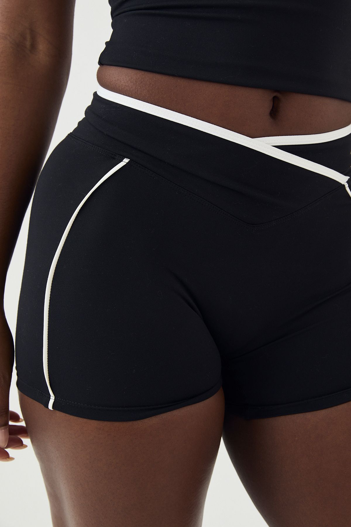DSGN Studio Ultra Sculpt Wrap Waist Piping Detail Short - Image 4