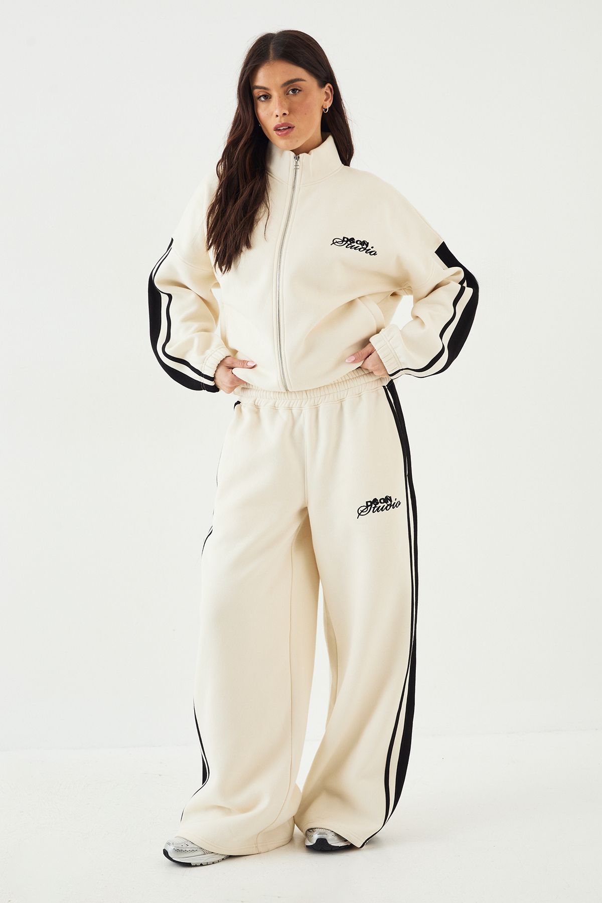 DSGN Studio Oversized Wide Leg Jogger - Image 3