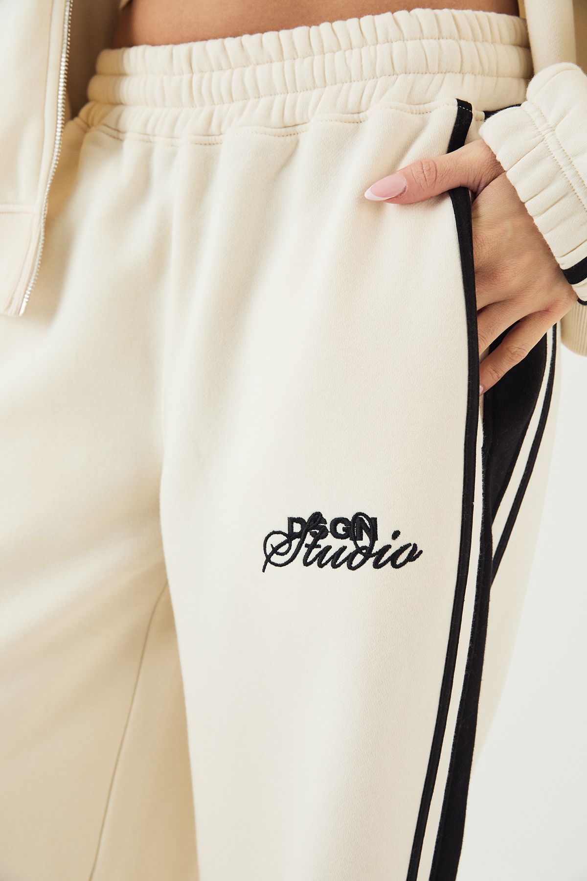 DSGN Studio Oversized Wide Leg Jogger - Image 4